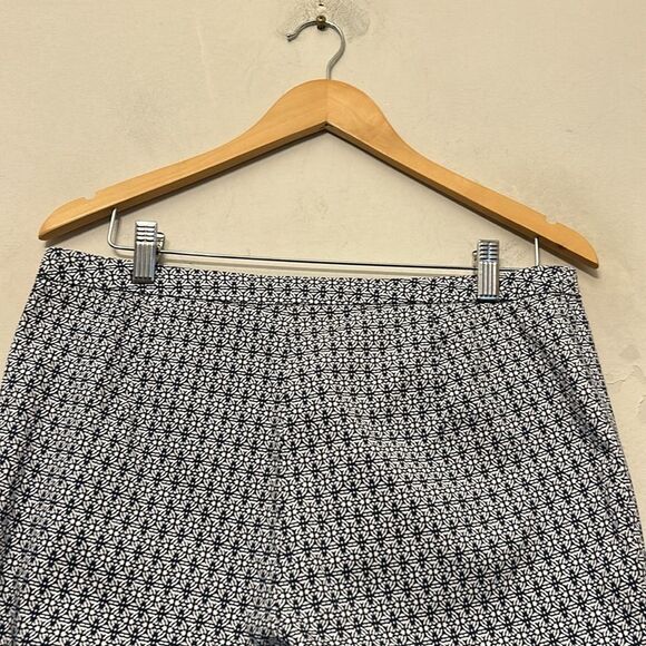 Tommy Bahama Blue and White Patterned side zip ankle pants Size 8 New - Picture 6 of 11